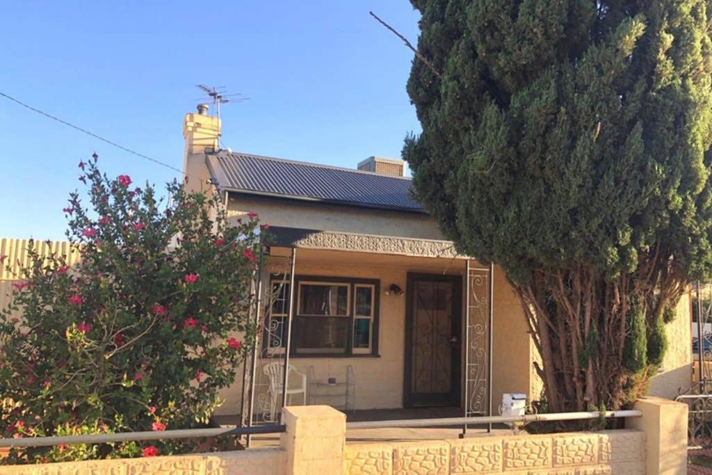 Modern Charming Miners' Cottage +Free Internet Broken Hill Esterno foto